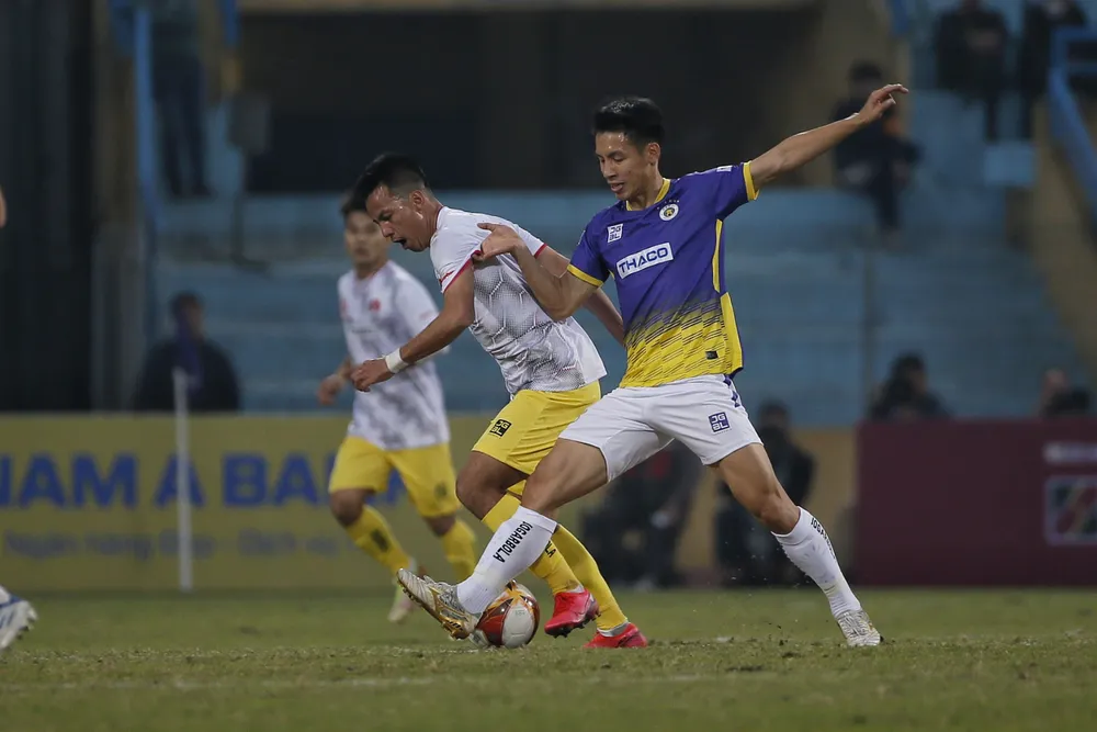 Đỗ Hùng Dũng thi đấu đầy năng nổ trước các cầu thủ Hải Phòng. ẢNH: MINH HOÀNG