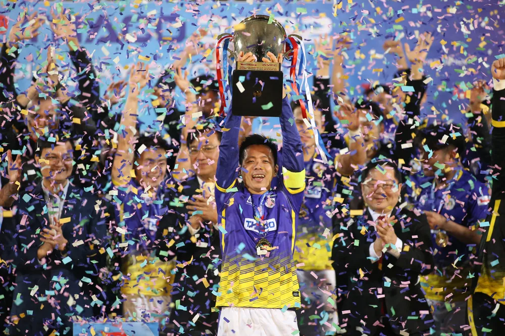 Đội trưởng Văn Quyết in dấu giày trong 2 bàn thắng của Hà Nội FC ghi vào lưới Hải Phòng. ẢNH: MINH HOÀNG 