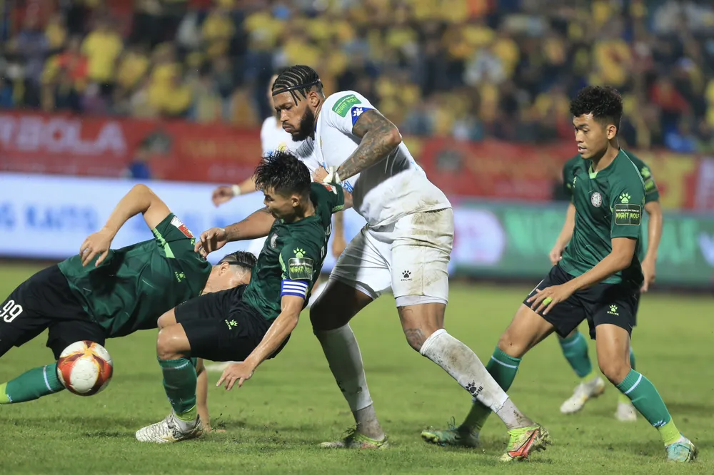 Các cầu thủ TPHCM thi đấu lăn xả trên sân Thiên Trường của Nam Định ở vòng 1 V-League 2023. ẢNH: MINH HOÀNG