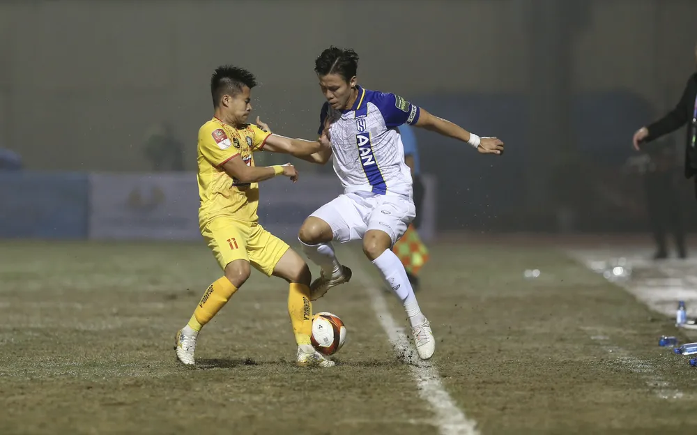 Pha tranh chấp giữa Thành Long (Thanh Hóa) và Quế Ngọc Hải (SLNA). ẢNH: MINH HOÀNG Pha tranh chấp giữa Thành Long (Thanh Hóa) và Quế Ngọc Hải (SLNA). ẢNH: MINH HOÀNG