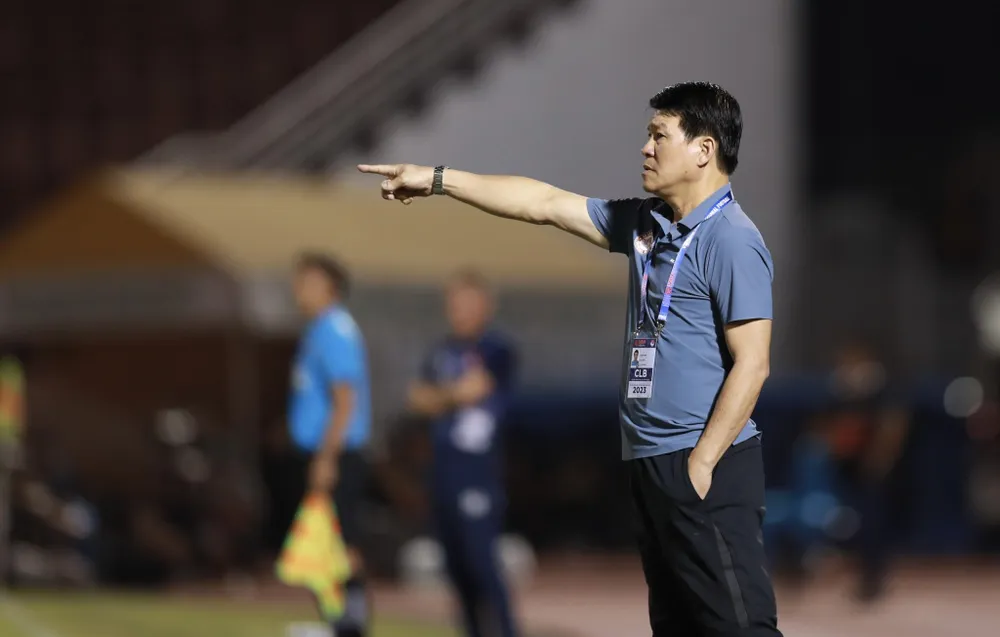 Hai thất bại khiến ghế &quot;thuyền trưởng&quot; của HLV Vũ Tiến Thành bị lung lay. ẢNH: DŨNG PHƯƠNG