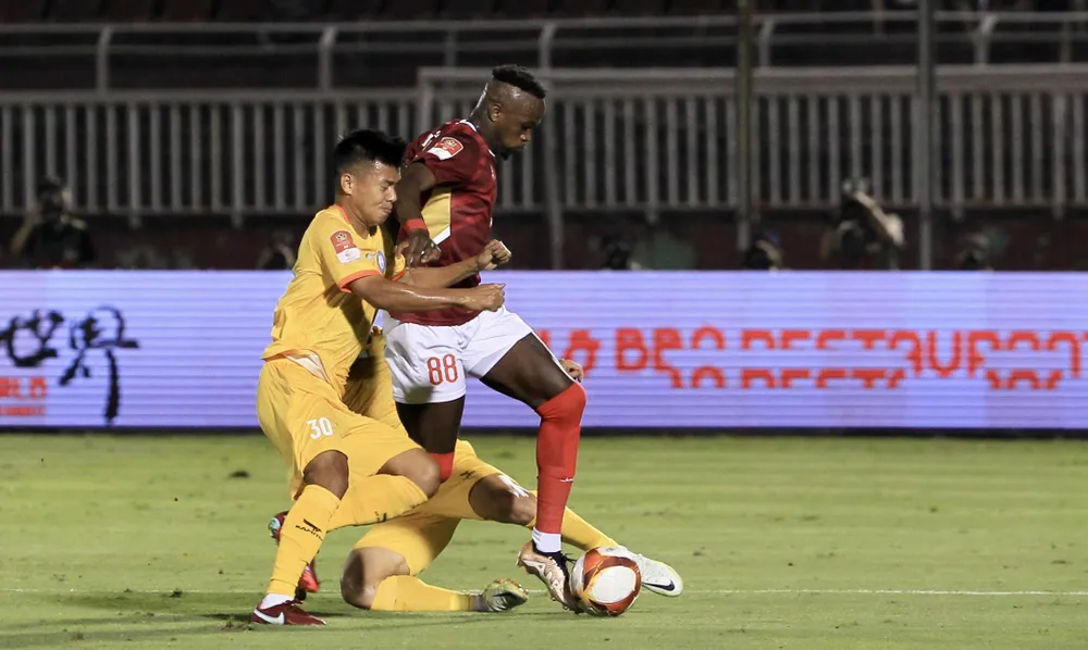 Tiền đạo Mansaray trong ngày trở lại CLB TPHCM để lại sự thất vọng. ẢNH: DŨNG PHƯƠNG