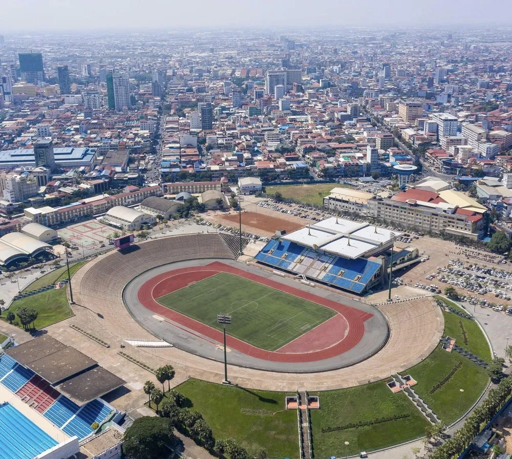 Sân vận động quốc cũ Olympic của Campuchia sử dụng mặt cỏ nhân tạo