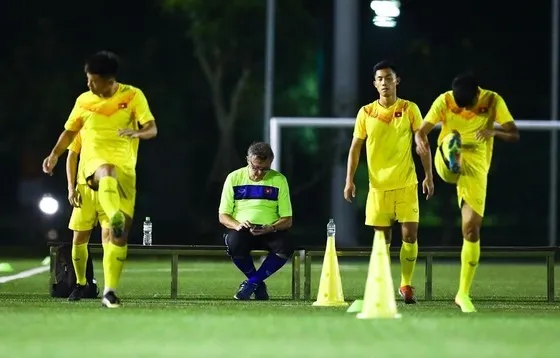 Ông Troussier cho các tuyển thủ U19 Việt Nam tập luyện vào giờ tối