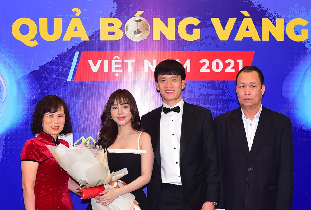 Hoàng Đức bay cùng bố mẹ từ Hà Nội vào TPHCM để dự gala Quả bóng vàng Việt Nam 2022