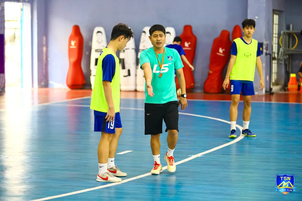 HLV Nguyễn Minh Hải của đội trẻ Thái Sơn Nam