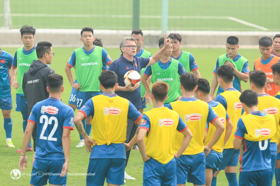 HLV Troussier trộn lẫn lực lượng đội tuyển quốc gia và U23 Việt Nam để tập luyện trên cùng mặt sân.
