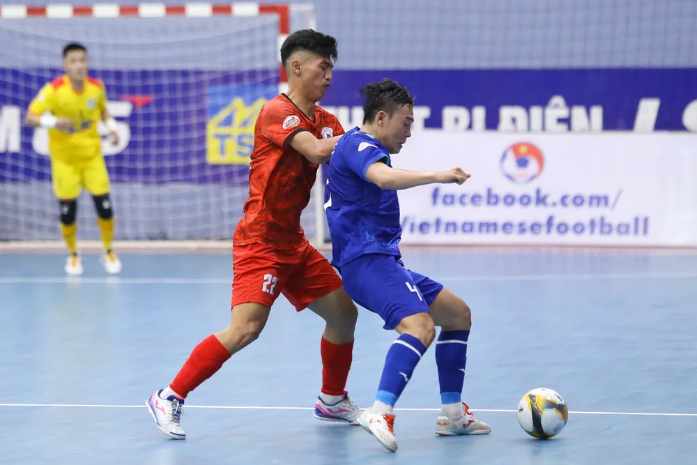 Thái Sơn Nam và Tân Hiệp Hưng tạo ra trận cầu hấp dẫn. Thái Sơn Nam và Tân Hiệp Hưng tạo ra trận cầu hấp dẫn.