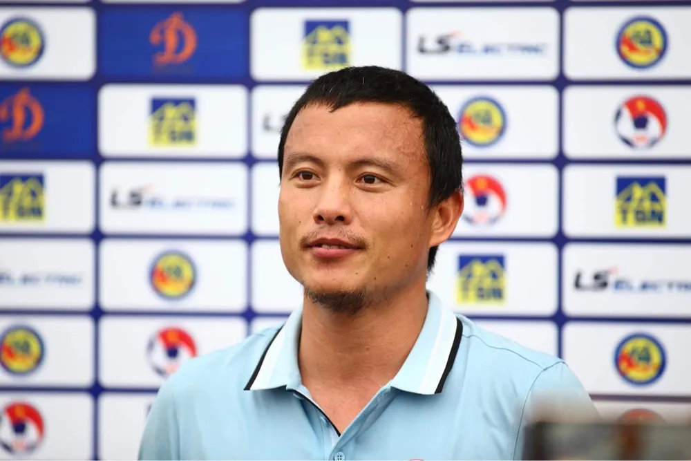 HLV Nguyễn Văn Biển hạnh phúc khi U17 Viettel đăng quang ở sân chơi quốc gia. Ảnh: KIỀU OANH