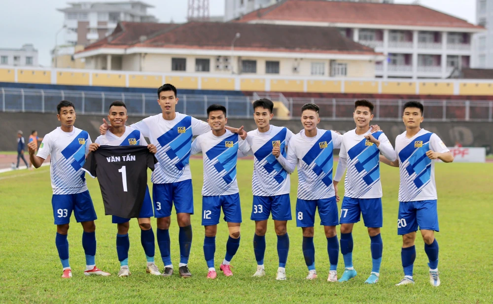 Hồ Thanh Minh lập cú đúp giúp Huế ngược dòng đánh bại Long An 2-1. 