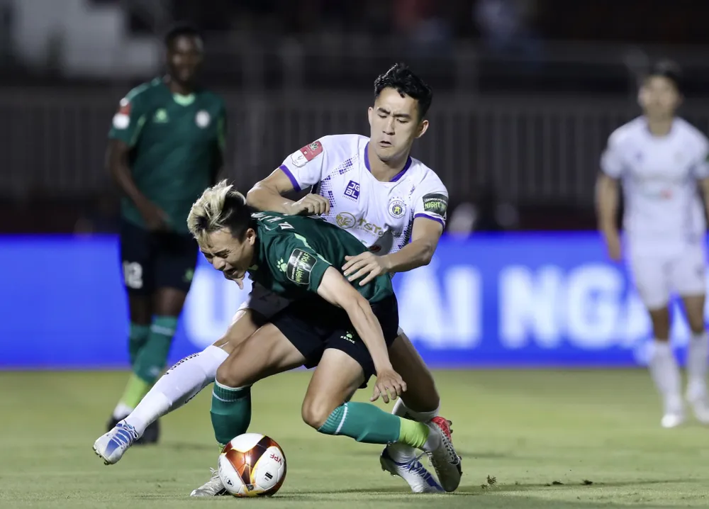 Hà Nội FC tạm vươn lên dẫn đầu bảng xếp hạng. ẢNH: DŨNG PHƯƠNG.