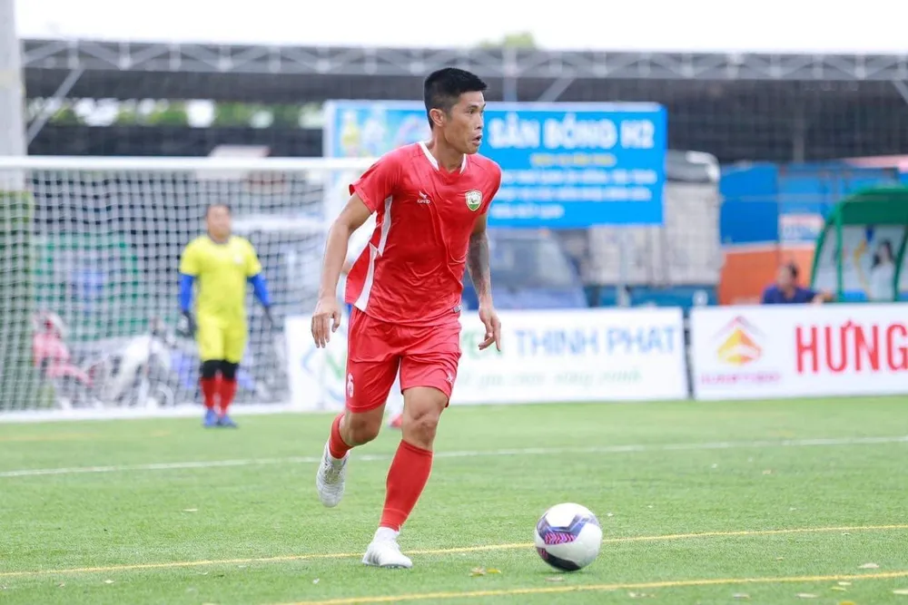 Cựu tuyển thủ Phan Thanh Giang, nhà vô địch AFF Cup 2008, tham dự Cúp bóng đá lão tướng Quảng Trị tại miền Nam với tư cách "ngoại binh". ẢNH: TRỌNG LUÂN. Cựu tuyển thủ Phan Thanh Giang, nhà vô địch AFF Cup 2008, tham dự Cúp bóng đá lão tướng Quảng Trị tại miền Nam với tư cách "ngoại binh". ẢNH: TRỌNG LUÂN.