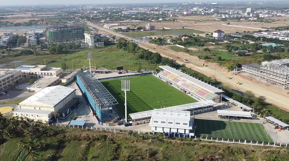 Tổng thể sân Prince, ở phía ngoài có một sân tập sử dụng cỏ nhân tạo và phòng điều hành.