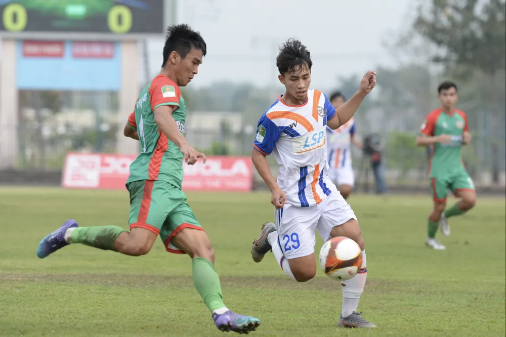 Bình Phước và Bà Rịa - Vũng Tàu chia điểm ở trận đấu bị ảnh vì chất lượng mặt sân kém. ẢNH: ANH TRẦN. Bình Phước và Bà Rịa - Vũng Tàu chia điểm ở trận đấu bị ảnh vì chất lượng mặt sân kém. ẢNH: ANH TRẦN.