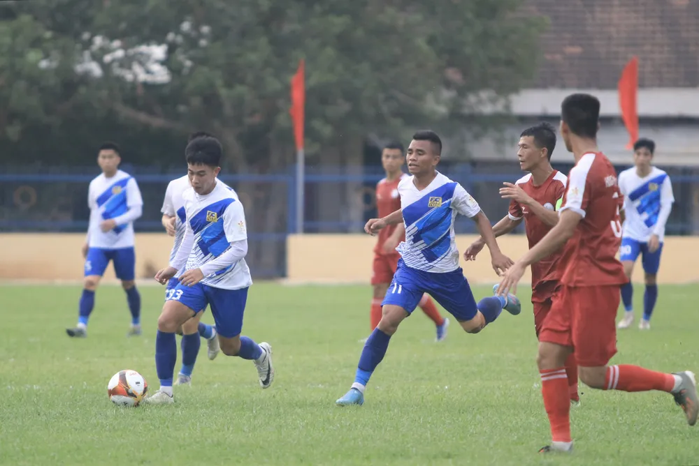 Các cầu thủ trẻ Huế thi đấu đầy bế tắc trước Bình Thuận. ẢNH: TÂM HÀ.
