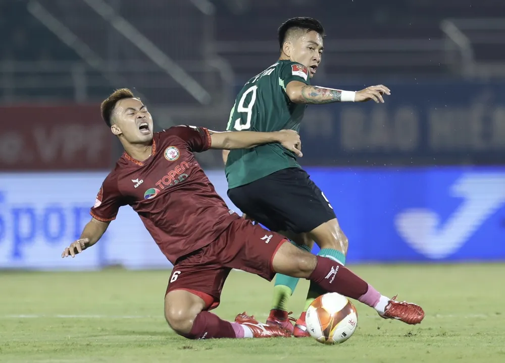 Cầu thủ Bình Định chỉ tự trách mình khi không bảo toàn được chiến thắng. ẢNH: DŨNG PHƯƠNG.