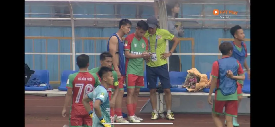 Các thành viên Bình Phước xem lại tình huống không được công nhận bàn thắng ngay trên sân. ẢNH: CHỤP MÀN HÌNH.