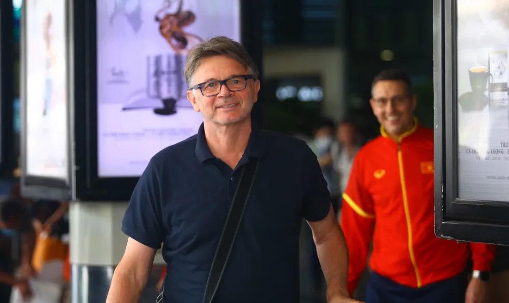 HLV Philippe Troussier có mặt ở TPHCM vào chiều 16-4.