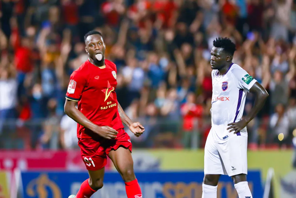 B.Bình Dương xuống vị trí cuối bảng sau thất bại trên sân của Hà Tĩnh.