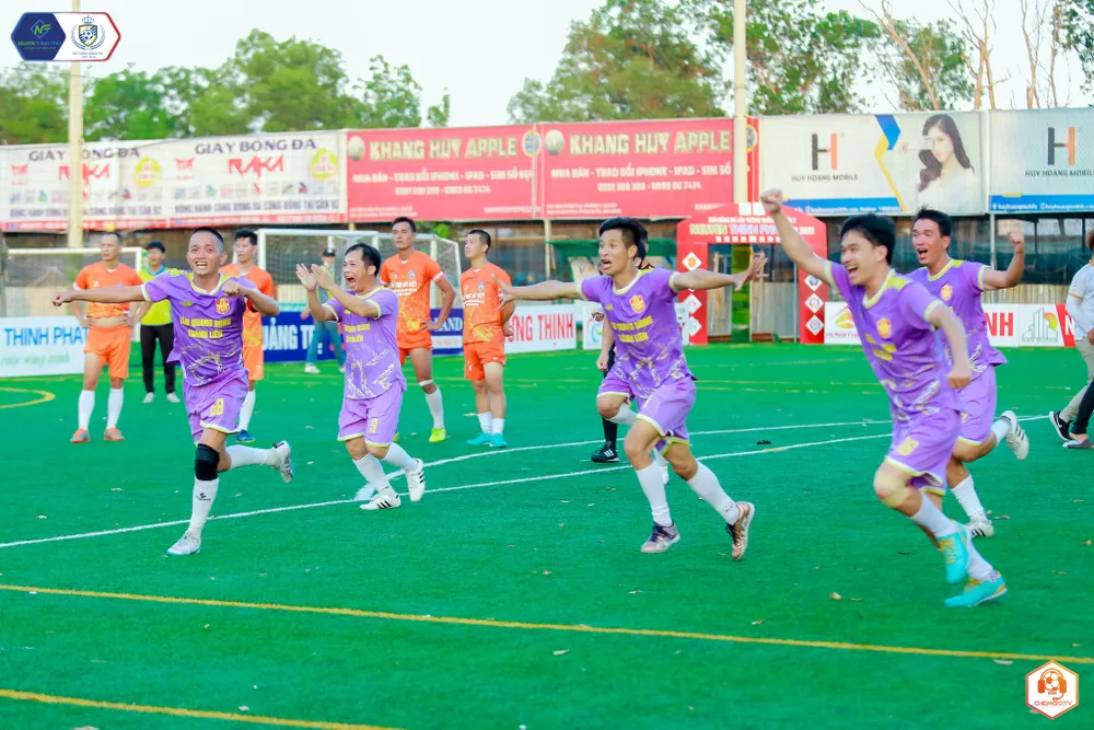 Các cầu thủ Lão tướng Đông Hà ăn mừng sau khi đánh bại Lão tướng Dòng Ô Lâu trên loạt sút luân lưu.