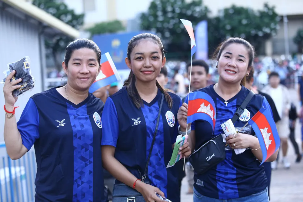 Những cổ động viên Campuchia háo hức đi xem trận ra quân của đội tuyển bóng đá nam U22 vào chiều tối 29-4. Những cổ động viên Campuchia háo hức đi xem trận ra quân của đội tuyển bóng đá nam U22 vào chiều tối 29-4.