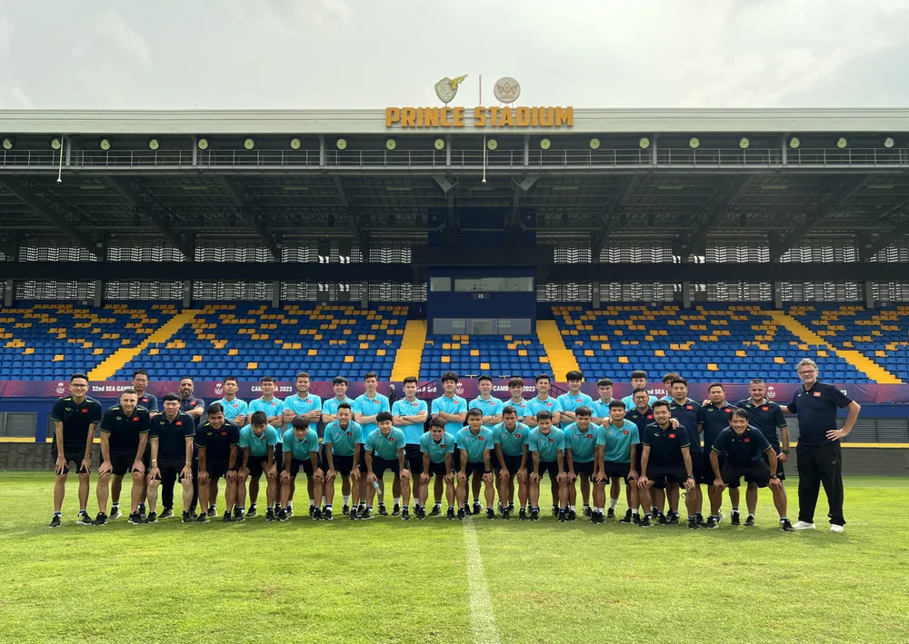 Tập thể U22 Việt Nam chụp ảnh kỷ niệm ở sân Prince. ẢNH: QUỲNH MAI Tập thể U22 Việt Nam chụp ảnh kỷ niệm ở sân Prince. ẢNH: QUỲNH MAI