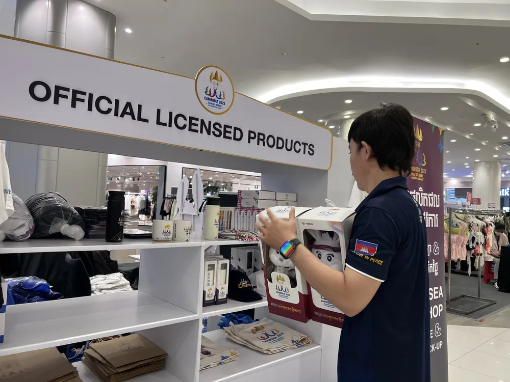 Bạn Sam Mengtoeng, nhân viên của cửa hàng mang linh vật ra trưng bày Bạn Sam Mengtoeng, nhân viên của cửa hàng mang linh vật ra trưng bày