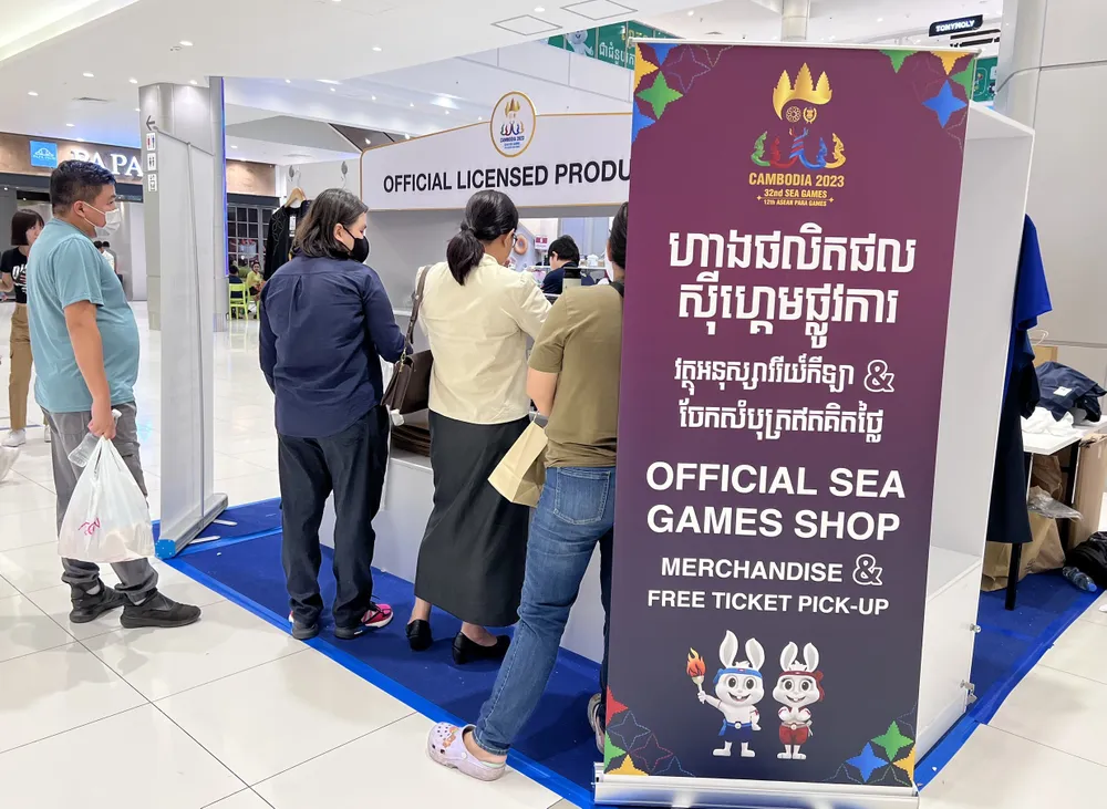 Rất đông người hâm mộ đến mua đồ lưu niệm SEA Games 32 Rất đông người hâm mộ đến mua đồ lưu niệm SEA Games 32