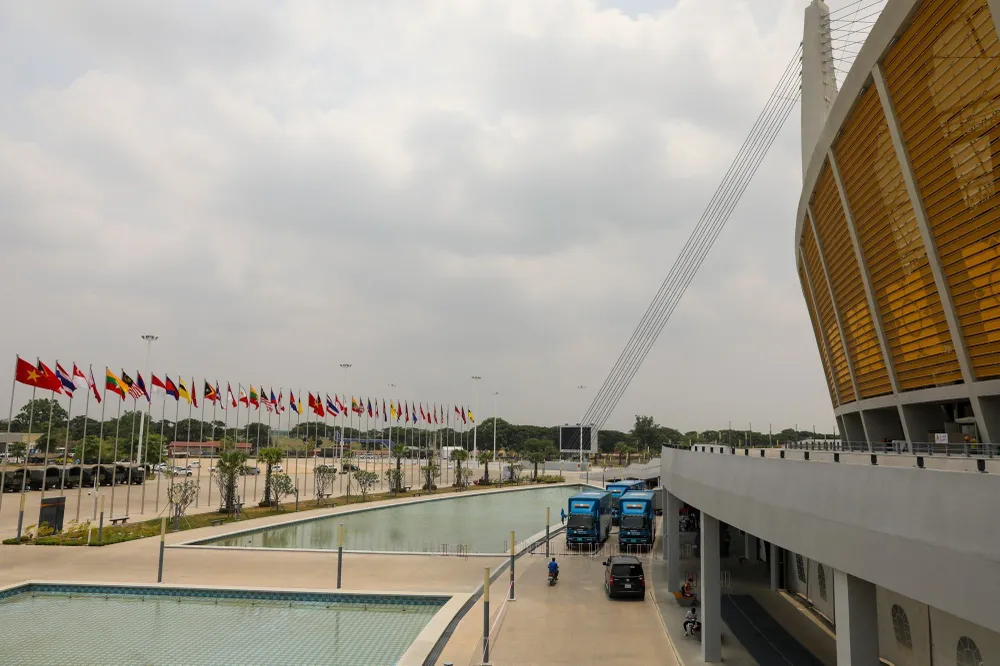 Hồ nước phía ngoài sân vận động Hồ nước phía ngoài sân vận động