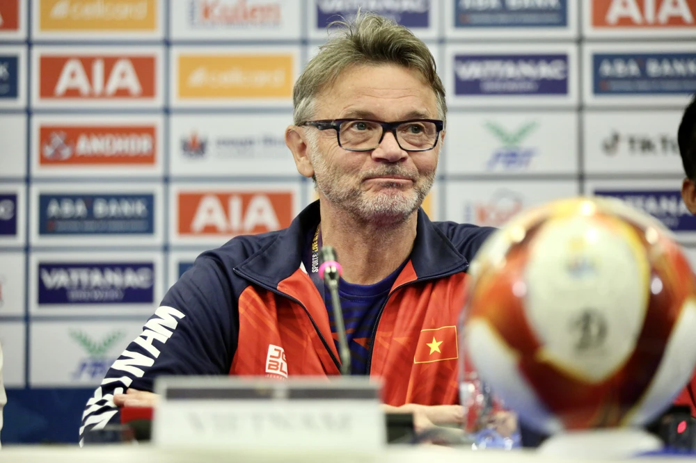 HLV Philippe Troussier cùng các tuyển thủ U22 Việt Nam đã sẵn sàng cho SEA Games 32. ẢNH: DŨNG PHƯƠNG 