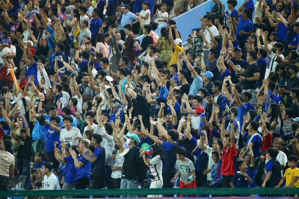 Bầu không khí sôi động do cổ động viên Campuchia tạo ra Bầu không khí sôi động do cổ động viên Campuchia tạo ra