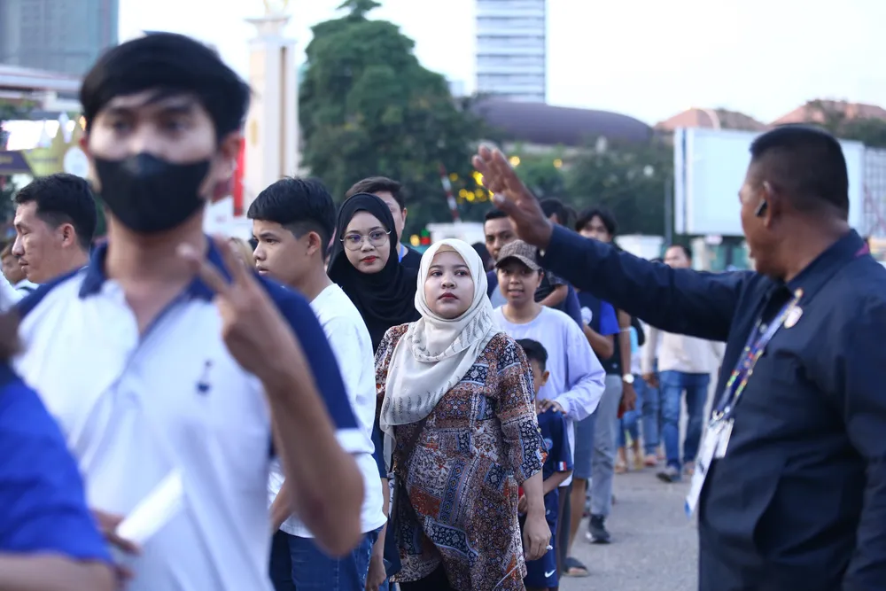 Cổ động viên Campuchia đến sân Olympic từ rất sớm. Cổ động viên Campuchia đến sân Olympic từ rất sớm.