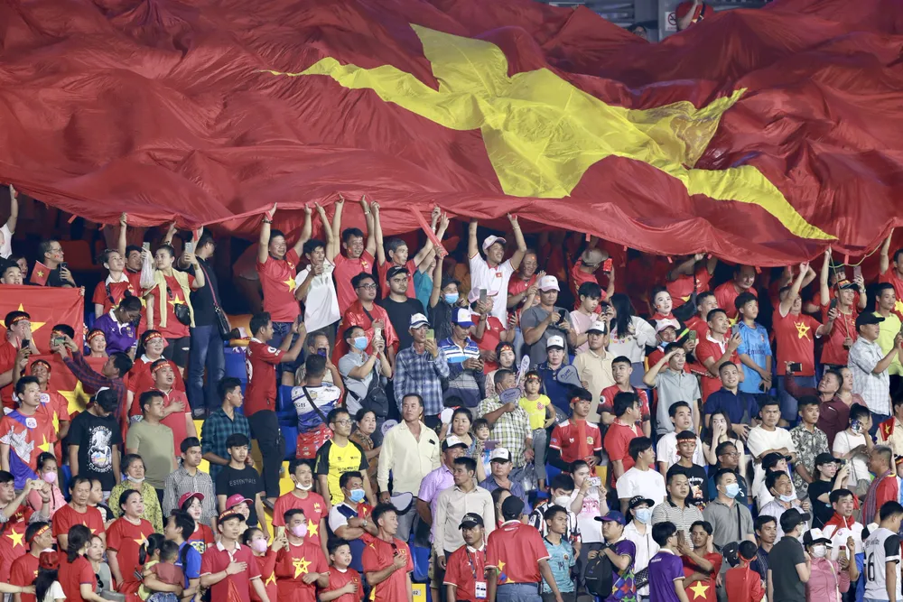 Đông đảo người hâm mộ Việt Nam đã có mặt ở sân Prince để tiếp lửa cho thầy trò HLV Troussier. ẢNH: DŨNG PHƯƠNG Đông đảo người hâm mộ Việt Nam đã có mặt ở sân Prince để tiếp lửa cho thầy trò HLV Troussier. ẢNH: DŨNG PHƯƠNG