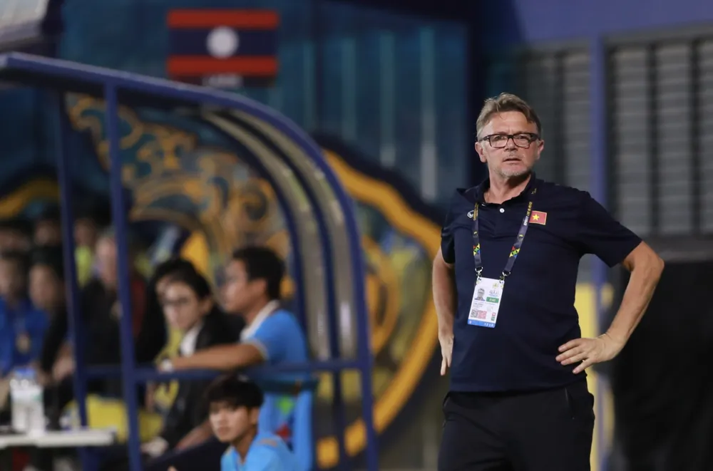 HLV Troussier không hài lòng về một số tình huống phối hợp của U22 Việt Nam. ẢNH: DŨNG PHƯƠNG HLV Troussier không hài lòng về một số tình huống phối hợp của U22 Việt Nam. ẢNH: DŨNG PHƯƠNG