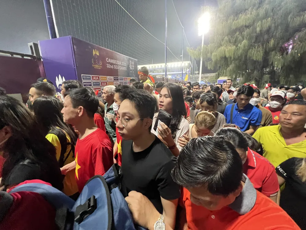 Dòng người chờ được vào bên trong sân. ẢNH: DŨNG PHƯƠNG Dòng người chờ được vào bên trong sân. ẢNH: DŨNG PHƯƠNG