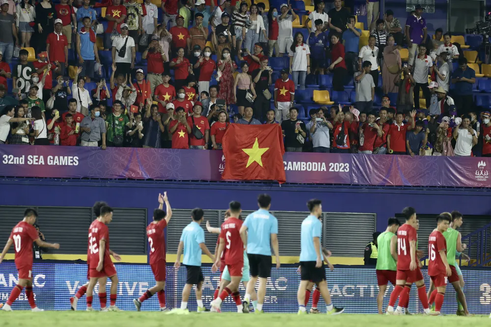 Các tuyển thủ U22 Việt Nam gửi lời cảm ơn đến người hâm mộ sau trận thắng U22 Lào. ẢNH: DŨNG PHƯƠNG Các tuyển thủ U22 Việt Nam gửi lời cảm ơn đến người hâm mộ sau trận thắng U22 Lào. ẢNH: DŨNG PHƯƠNG