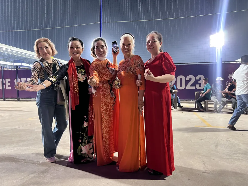 Những cổ động viên Việt Nam dù đã lớn tuổi, nhưng không quản ngại đường xá xa xôi di chuyển từ TPHCM sang Phnom Penh cổ vũ cho thầy trò HLV Troussier. ẢNH: TÂM HÀ Những cổ động viên Việt Nam dù đã lớn tuổi, nhưng không quản ngại đường xá xa xôi di chuyển từ TPHCM sang Phnom Penh cổ vũ cho thầy trò HLV Troussier. ẢNH: TÂM HÀ