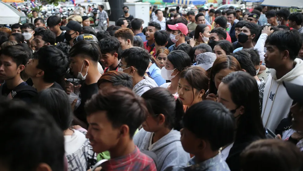 Chỉ 500 vé được phát nên không thể đáp ứng được nhu cầu đông đảo từ người hâm mộ xứ chùa Tháp. Chỉ 500 vé được phát nên không thể đáp ứng được nhu cầu đông đảo từ người hâm mộ xứ chùa Tháp.