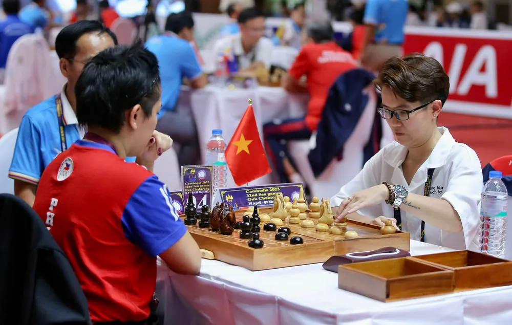 Hồng Ân giành 1 ván chiến thắng và 1 ván hòa trước đối thủ người Philippines. ẢNH: DŨNG PHƯƠNG Hồng Ân giành 1 ván chiến thắng và 1 ván hòa trước đối thủ người Philippines. ẢNH: DŨNG PHƯƠNG