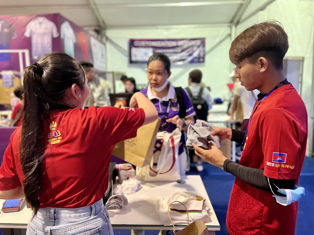 Khách hàng đến mua đồ lưu niệm