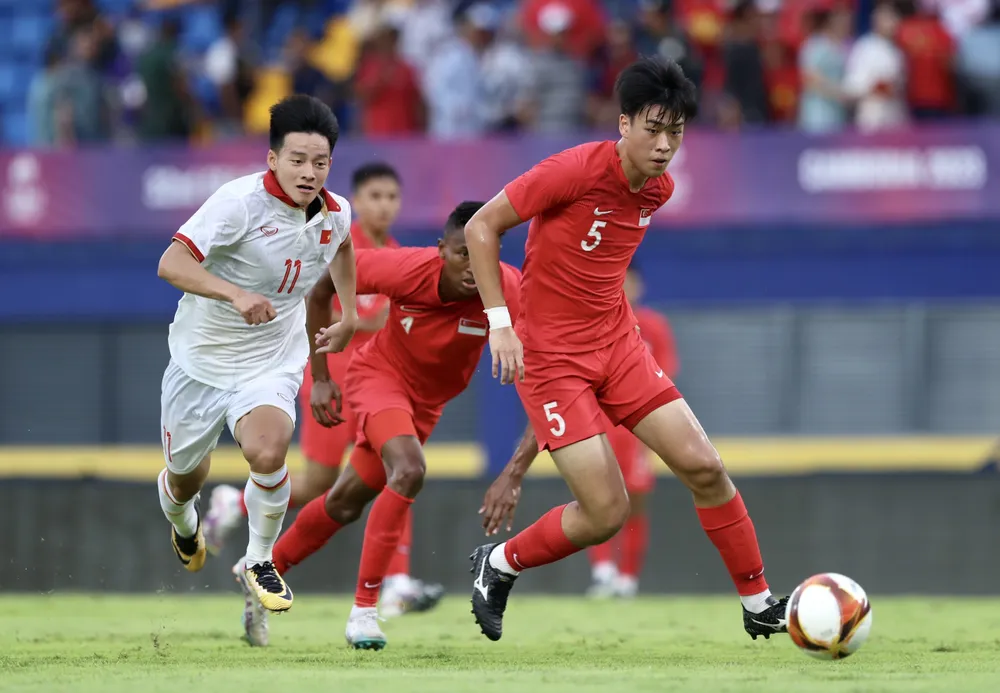 U22 Việt Nam đã gây ra nhiều khó khăn cho U22 Singapore. ẢNH: DŨNG PHƯƠNG