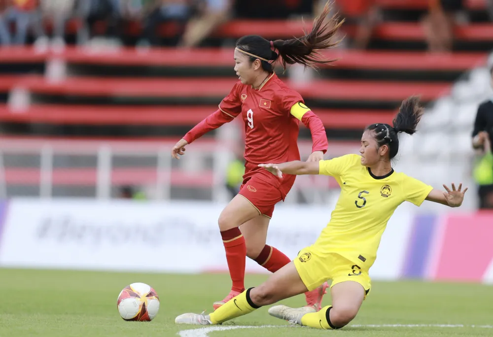 Huỳnh Như bị từ chối bàn thắng vào lưới Malaysia. ẢNH: DŨNG PHƯƠNG