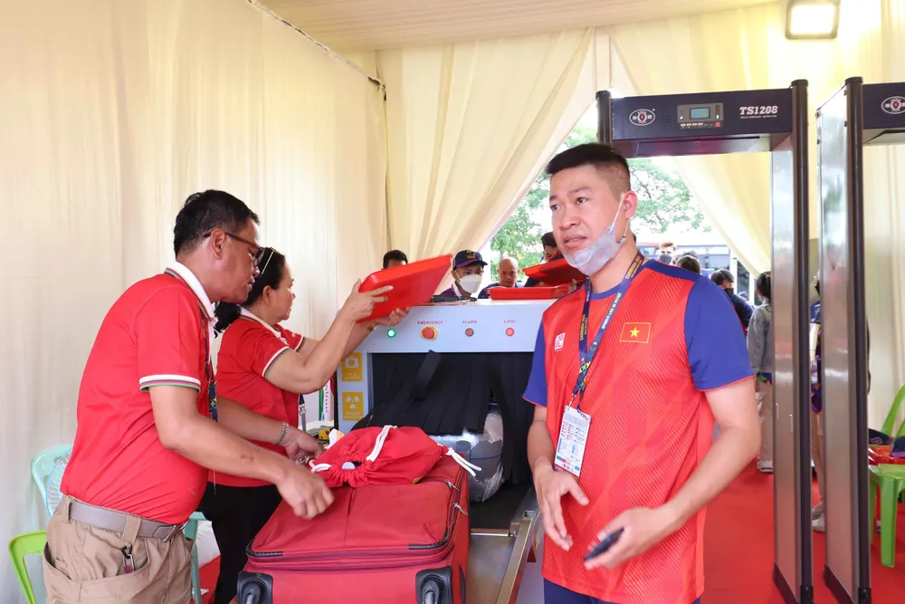 Để vào được làng vận động viên phải qua lớp an ninh kiểm soát gắt gao