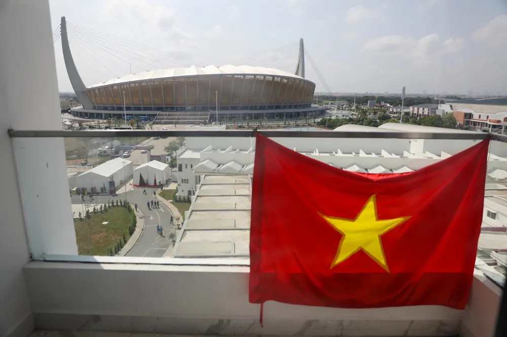 Quốc kỳ Việt Nam được các thành viên của đoàn thể thao Việt Nam mang sang Phnom Penh