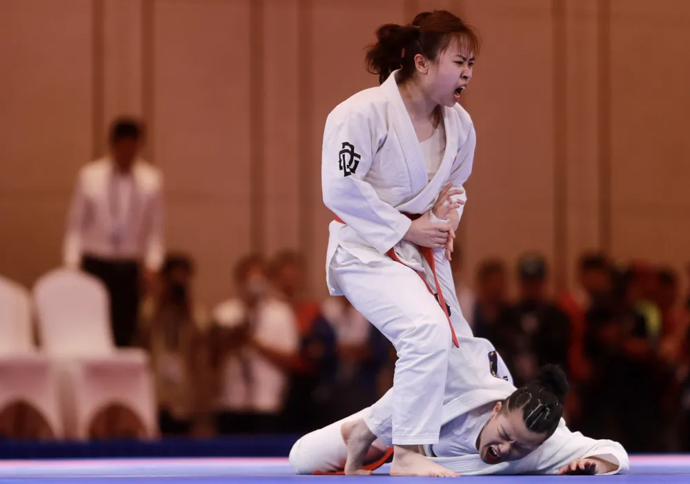 Minh Phương (đứng) cùng đồng đội Lan Phương đoạt huy chương đồng ở SEA Games 32. ẢNH: DŨNG PHƯƠNG