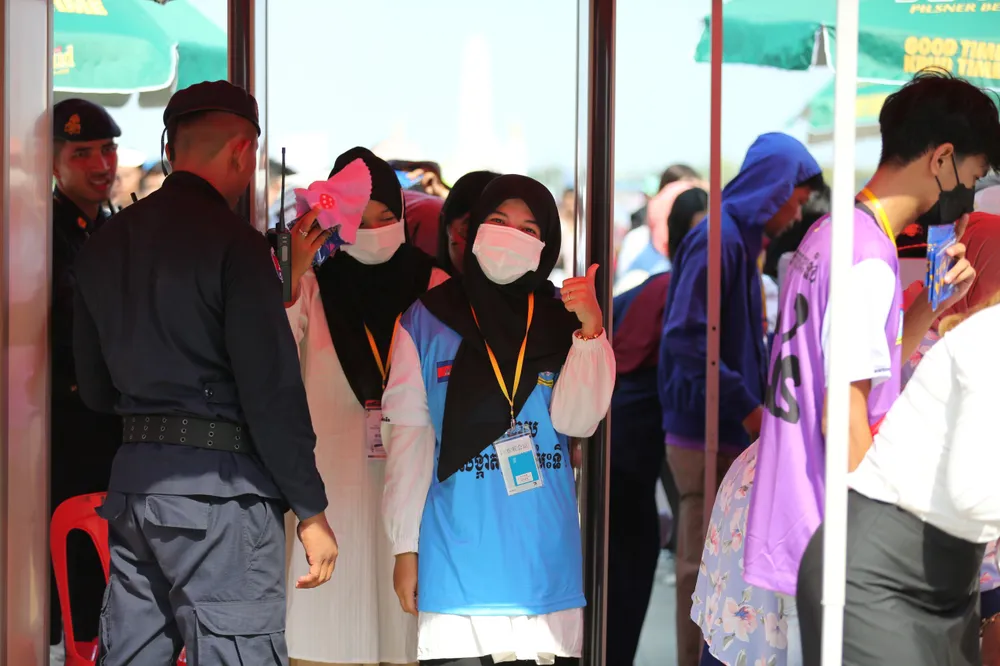 Lớp an ninh kiểm tra nghiêm ngặt trước sân vận động Lớp an ninh kiểm tra nghiêm ngặt trước sân vận động