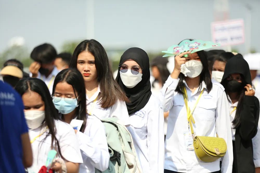 Người dân Campuchia xếp hàng ngay ngắn để chờ vào sân Người dân Campuchia xếp hàng ngay ngắn để chờ vào sân