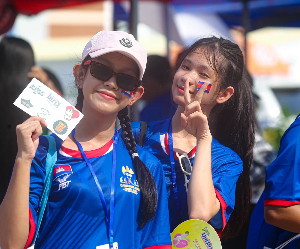 Sự háo hức của "bóng hồng" Campuchia trước lễ khai mạc SEA Games 32. ẢNH: DŨNG PHƯƠNG 