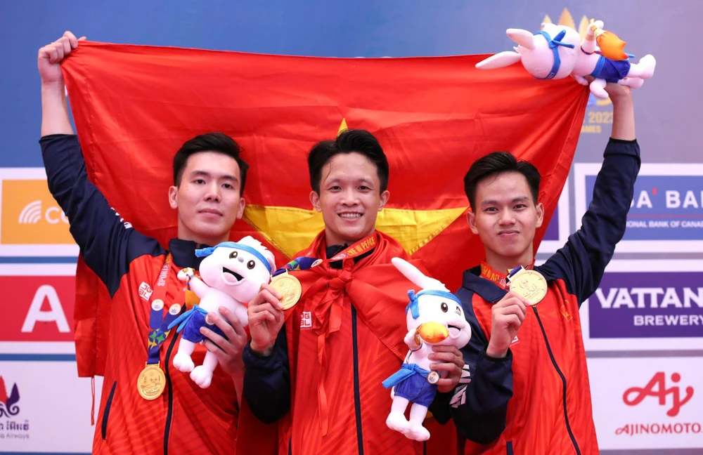 Đội tuyển nam kata quyền biểu diễn rạng ngời bên tấm huy chương vàng SEA Games 32. ẢNH: DŨNG PHƯƠNG