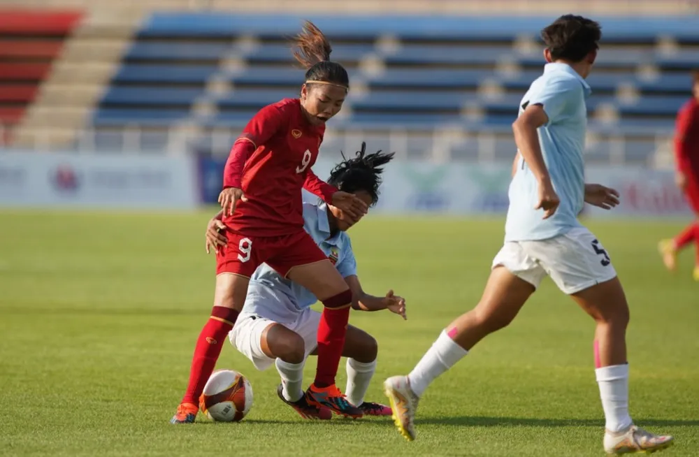 Huỳnh Như trong một pha tranh chấp. ẢNH: DŨNG PHƯƠNG